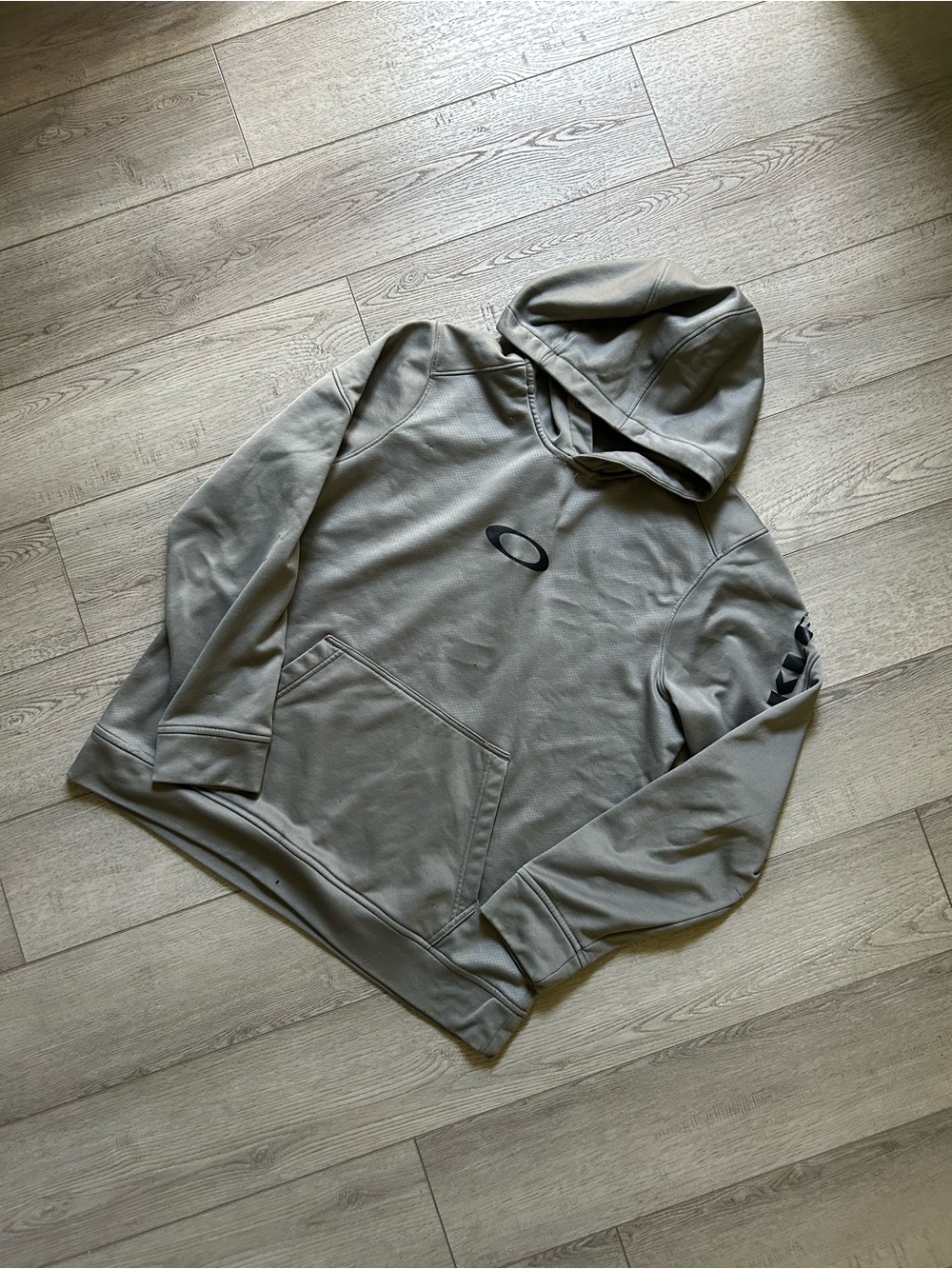 Oakley Men's Light Gray Pullover Hoodie with Sleeve Graphic